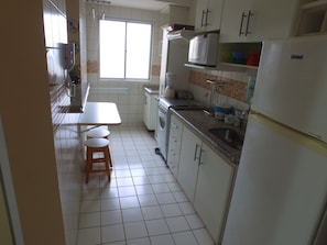Apartamento básico, várias camas, para não fumantes | Cozinha privada | Geladeira, micro-ondas, fogão, talheres/pratos/utensílios de cozinha