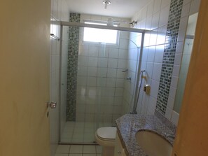 Basic-Apartment, Mehrere Betten, Stadtblick | Badezimmer | Handtücher