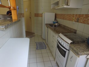 Basic Apartment, Multiple Beds, City View | Private kitchen | Fridge, microwave, oven, cookware/dishes/utensils - Prive das Thermas I Lineacaldas (Caldas Novas)