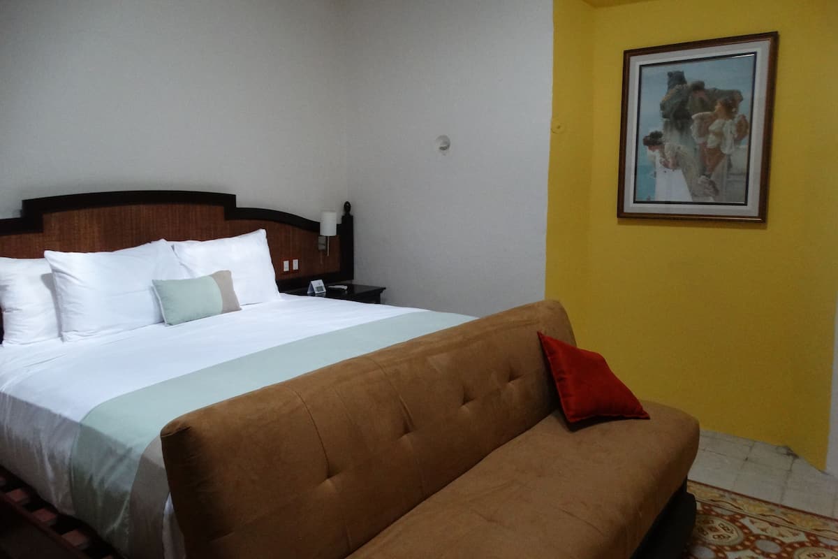 Habitación Doble Deluxe | Una cassaforte in camera, una scrivania, ferro/asse da stiro