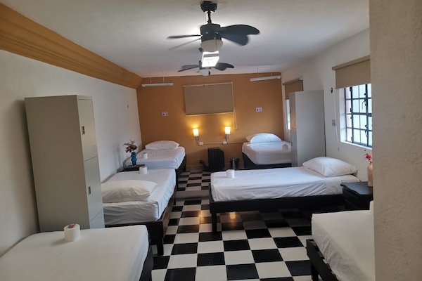 Caja de seguridad en la habitación y escritorio