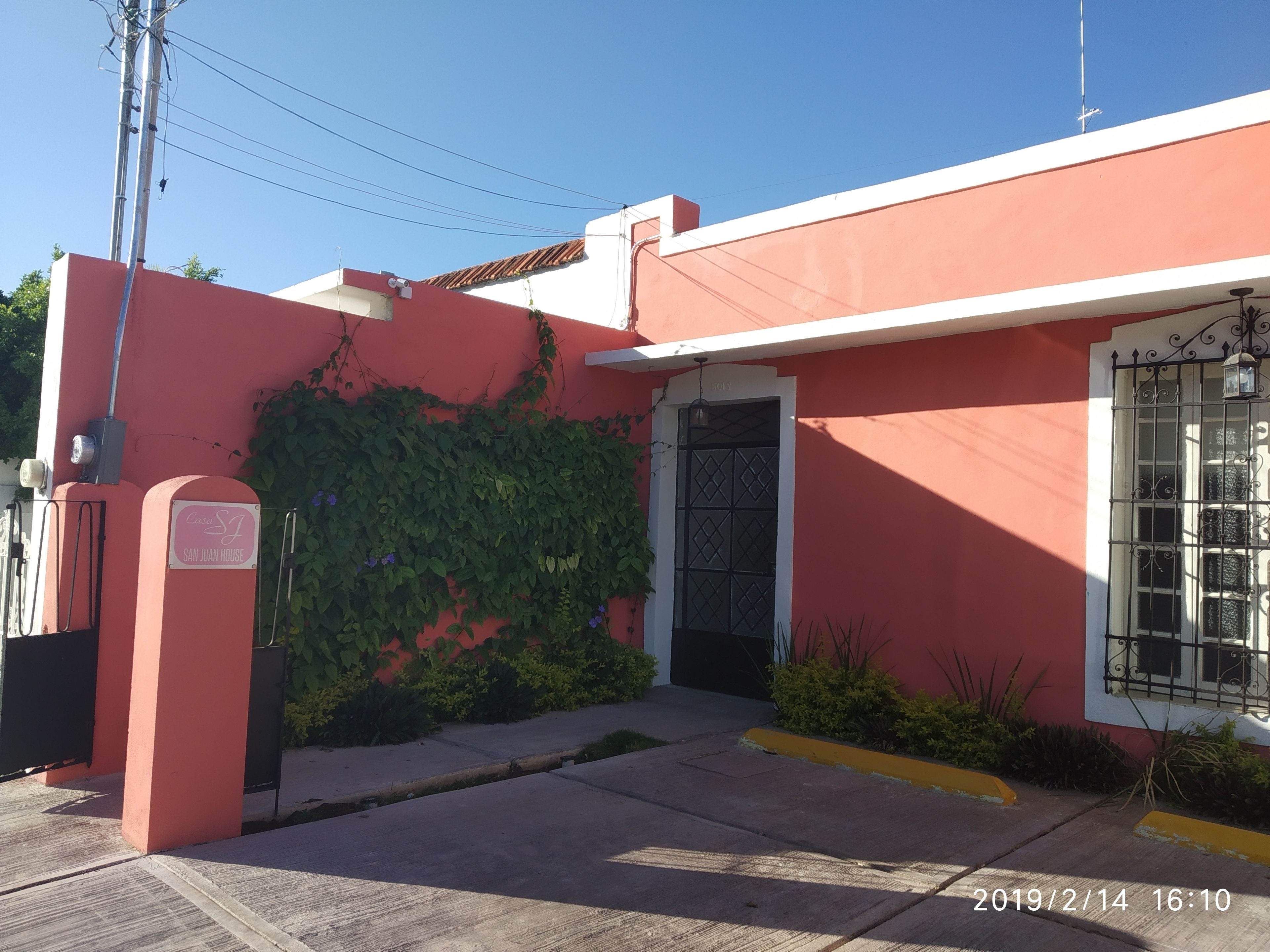 Fachada de la propiedad por la tarde o noche