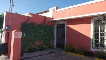 Fachada de la propiedad por la tarde o noche