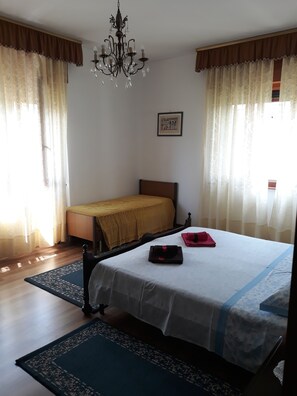 Triple Room, Shared Bathroom | 1 bedroom, free WiFi, bed sheets