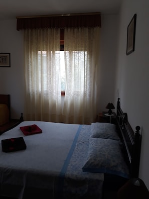 Habitación triple, baño compartido | 1 dormitorio, wifi gratis, ropa de cama