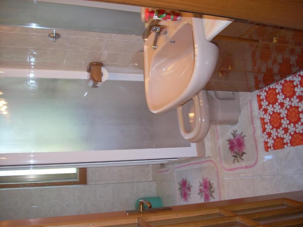 Un baño con bañera, lavabo e inodoro.