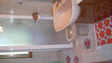 Un baño con bañera, lavabo e inodoro.