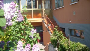 Una casa de dos pisos con una escalera visible que lleva al piso superior.