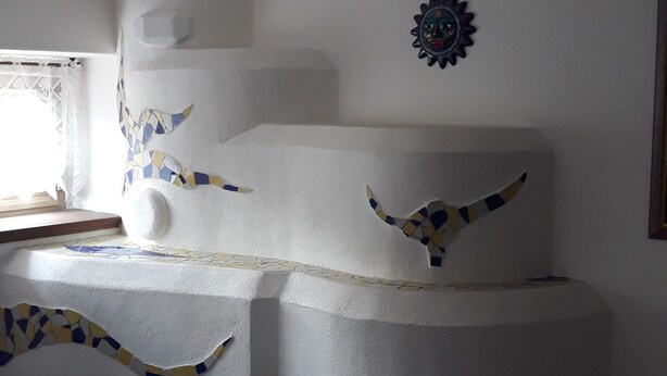 Una habitación con un diseño de techo único que presenta formas y patrones abstractos.