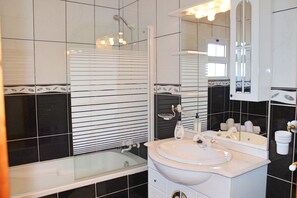 Ferienhaus | 4 Schlafzimmer, Zimmersafe, Schreibtisch, schallisolierte Zimmer
