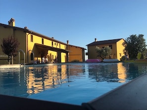 Seasonal outdoor pool, open 9:00 AM to 8:00 PM, pool umbrellas - Agriturismo Podere Casalone (Capraia e Limite)