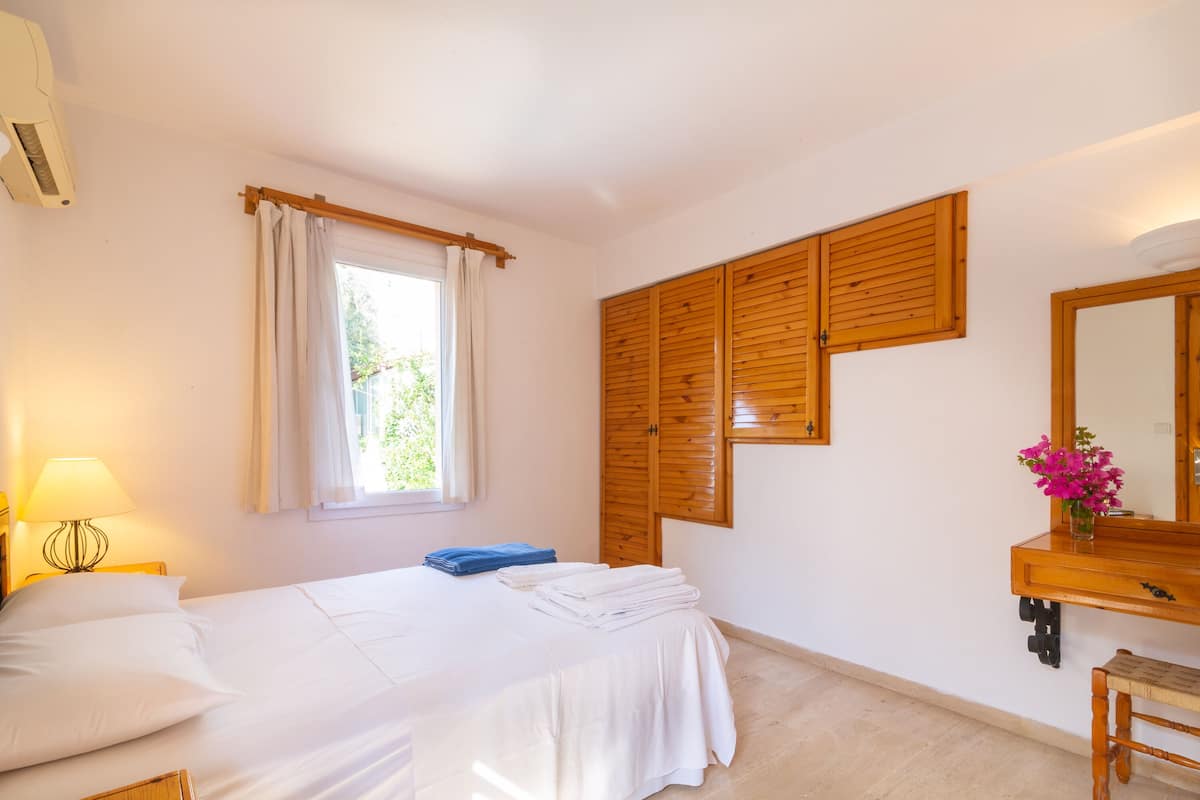 Standard Apartment No 5, 1 Bedroom, Balcony, Sea View | 1 slaapkamer, lakens van Egyptisch katoen, luxe beddengoed