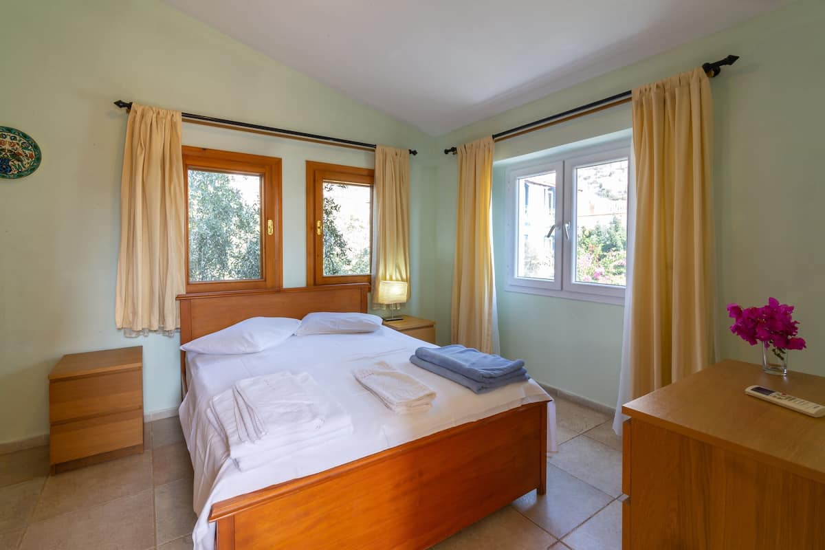 1 bedroom, Egyptian cotton sheets, premium bedding, Select Comfort beds