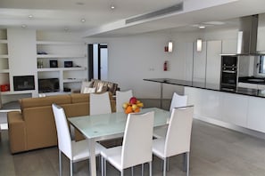 Villa, 3 Schlafzimmer, Meerblick | Essbereich im Zimmer