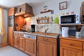 Huis, 2 slaapkamers (Les Hirondelles) | Privékeuken | Een koelkast met diepvriezer, een microgolfoven, een oven, een kookplaat