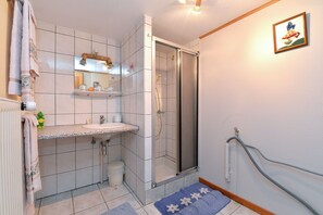 Casa, 2 habitaciones (Les Hirondelles) | Baño | Ducha, artículos de higiene personal gratuitos y secador de pelo