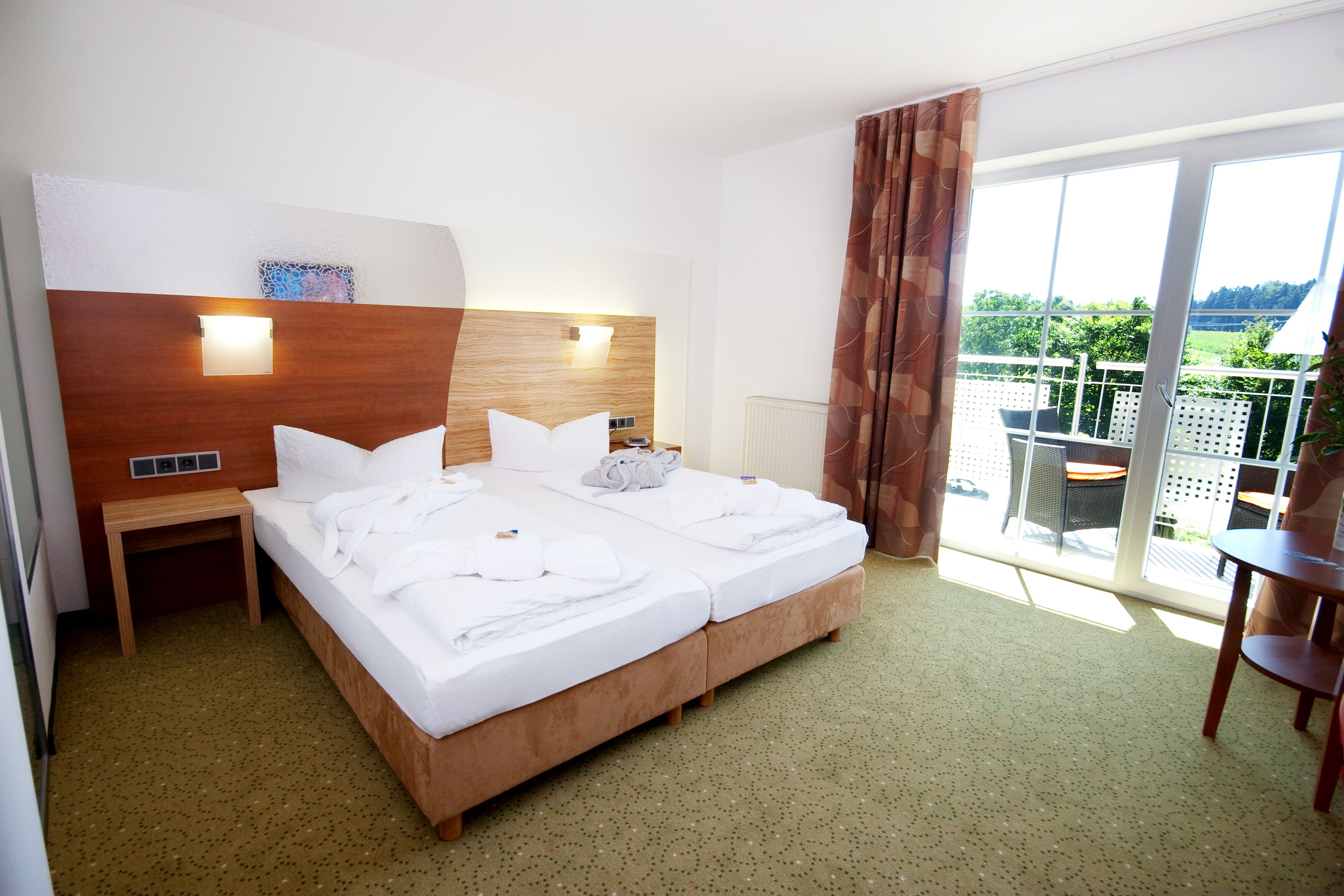 classic double room | minibar, in-room safe, desk, free wifi