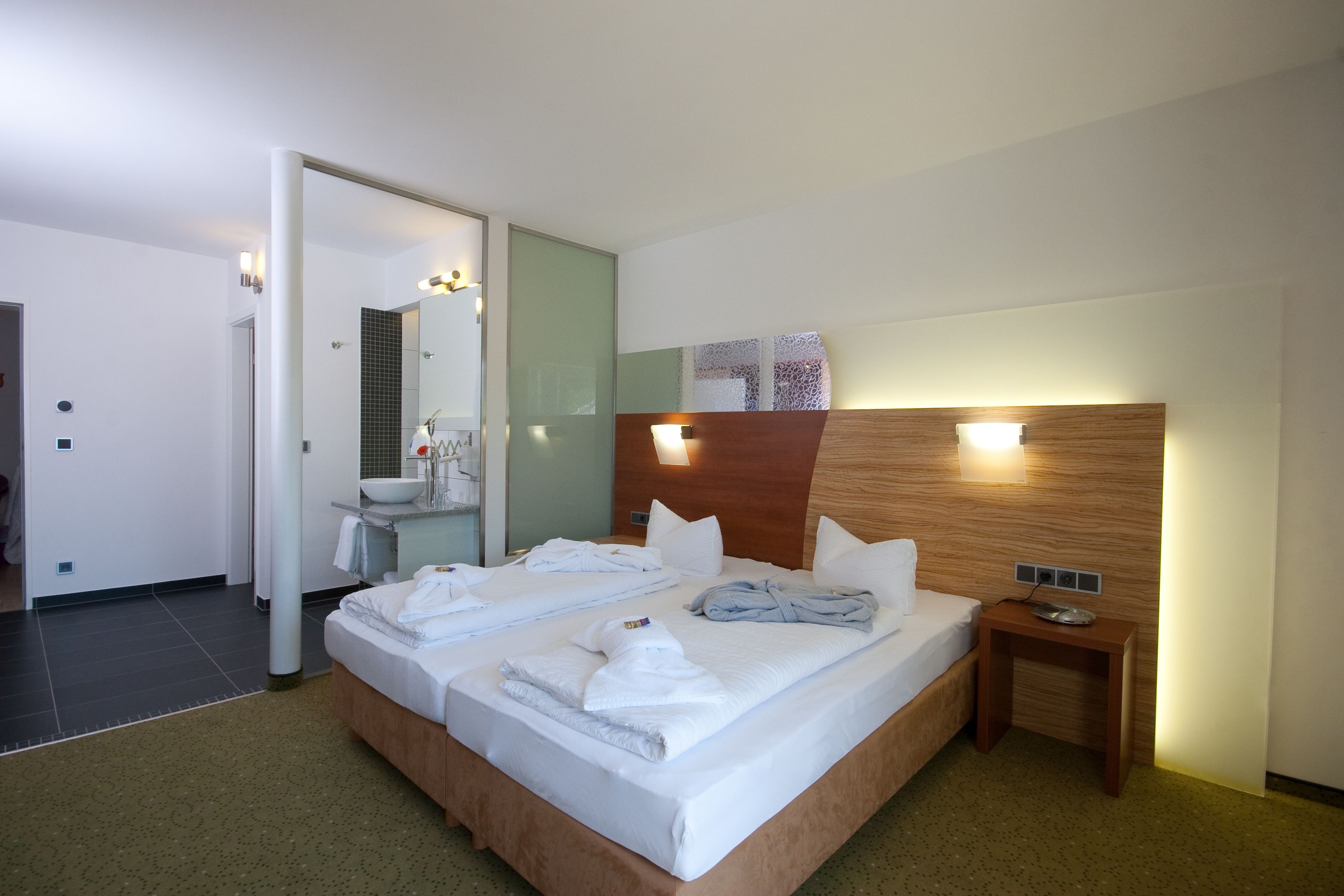 classic double room | minibar, in-room safe, desk, free wifi