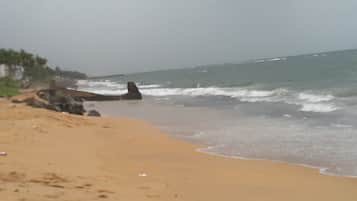 Playa en los alrededores, playa de arena blanca y toallas de playa