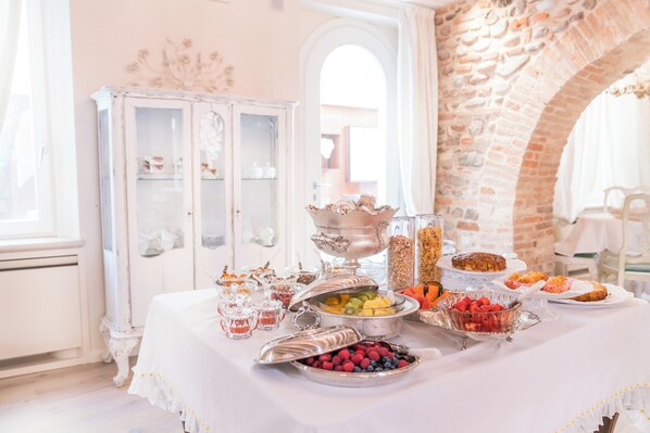 Daily buffet breakfast for a fee - Regia Rosetta (Valeggio sul Mincio)