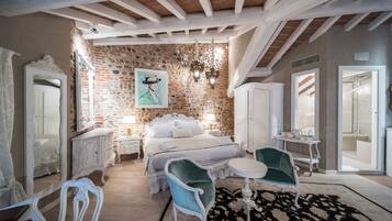 1 kamar tidur, minibar, brankas, dan meja kerja