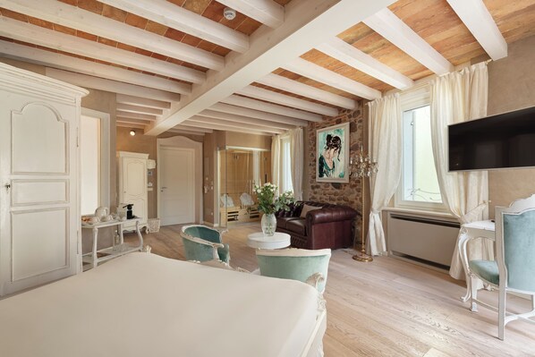 1 chambre, minibar, coffres-forts dans les chambres, bureau