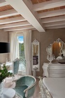 1 多间卧室、迷你吧、客房内保险箱、办公桌