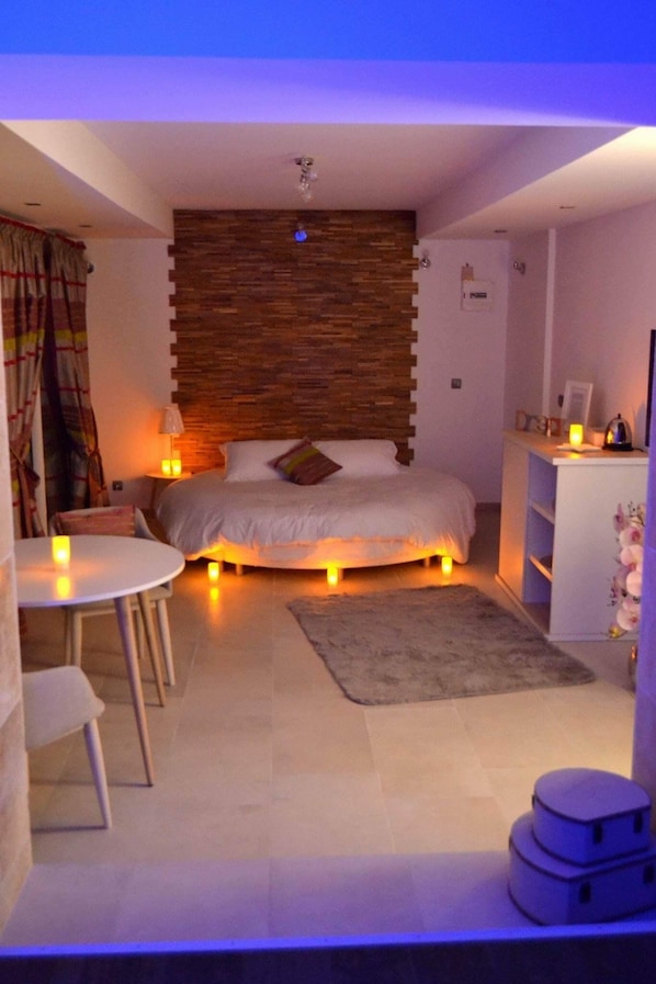 Minibar, individually decorated, individually furnished, desk