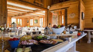 Bữa sáng buffet hàng ngày (20 EUR/mỗi người)