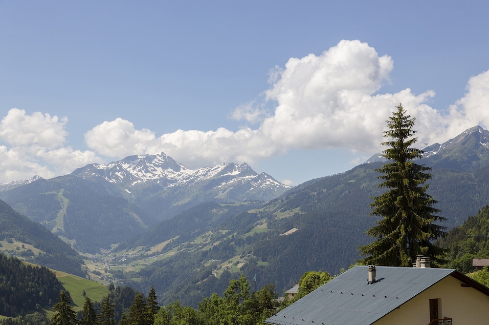 Chalet-Hôtel La Ferme du Chozal by null