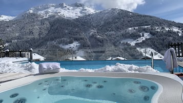 Hồ bơi ngoài trời, ghế dài tắm nắng