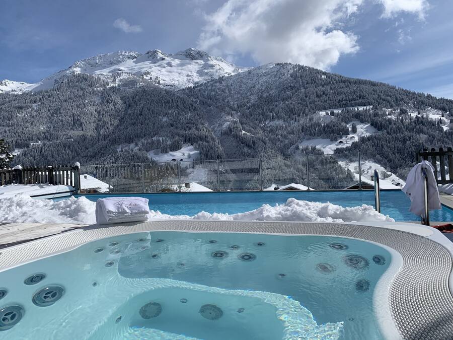 Una piscina al aire libre, sillones reclinables de piscina