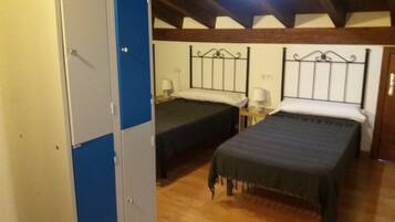 Habitación triple | Edredón, wifi gratis y ropa de cama