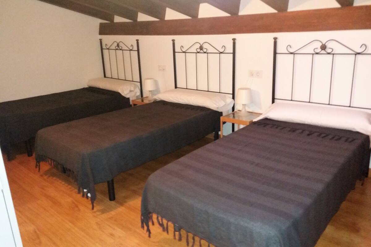 Triple Room | Down duvets, free WiFi, bed sheets