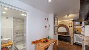 A bathroom with a shower, sink, and tiled floor. - Cottage do Mar by Our Madeira (Calheta)
