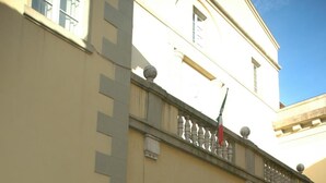 A building with a classical facade, featuring a central entrance with a door and a balcony with a flag. - Ghibellino B&B (Arezzo)