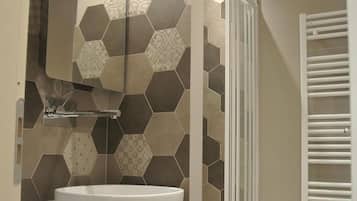 Dusche, Regendusche, kostenlose Toilettenartikel, Haartrockner