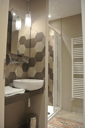 Shower, rainfall showerhead, free toiletries, hair dryer - Ghibellino B&B (Arezzo)