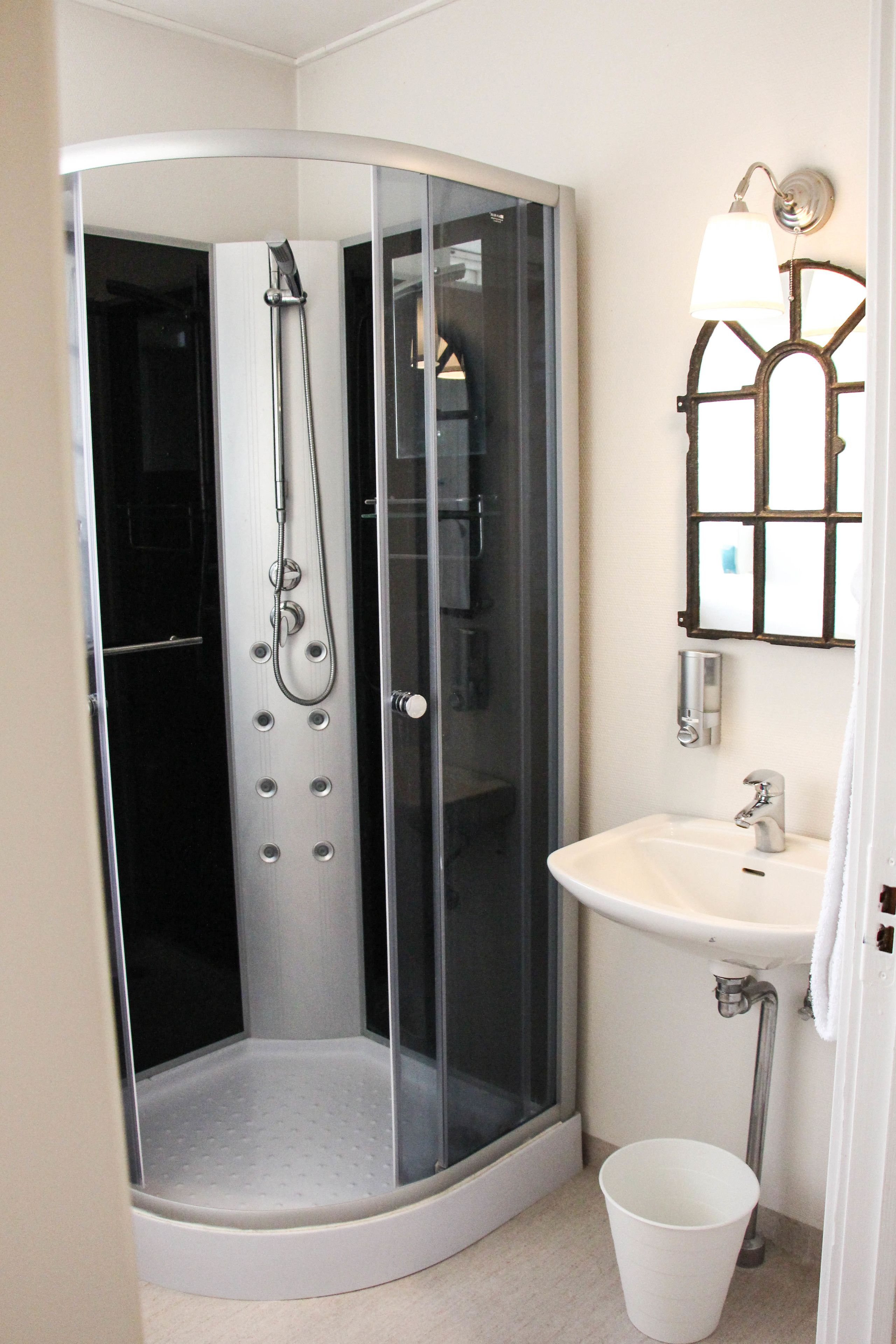 Comfort kamer, 1 twee- of 2 eenpersoonsbedden, 1 kingsize bed, balkon | Badkamer | Een douche, gratis toiletartikelen, een haardroger, handdoeken