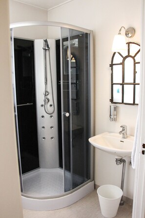 Camera Comfort con letto matrimoniale o 2 letti singoli, 1 letto king, balcone | Bagno | Doccia, set di cortesia gratuito, asciugacapelli, asciugamani