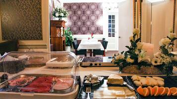 Desayuno completo diario (DKK 125 por persona)