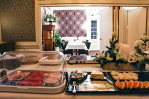 Petit déjeuner complet (125 DKK par personne)