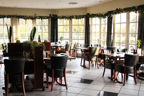 Petit déjeuner, déjeuner et dîner servis sur place, vue sur le jardin