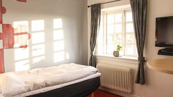 Comfort Double Room, 1 Queen Bed | Individually decorated, individually furnished, desk, laptop workspace