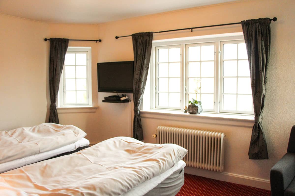 Chambre Confort Double ou avec lits jumeaux, 1 très grand lit, balcon | Bureau, espace de travail pour ordinateur portable