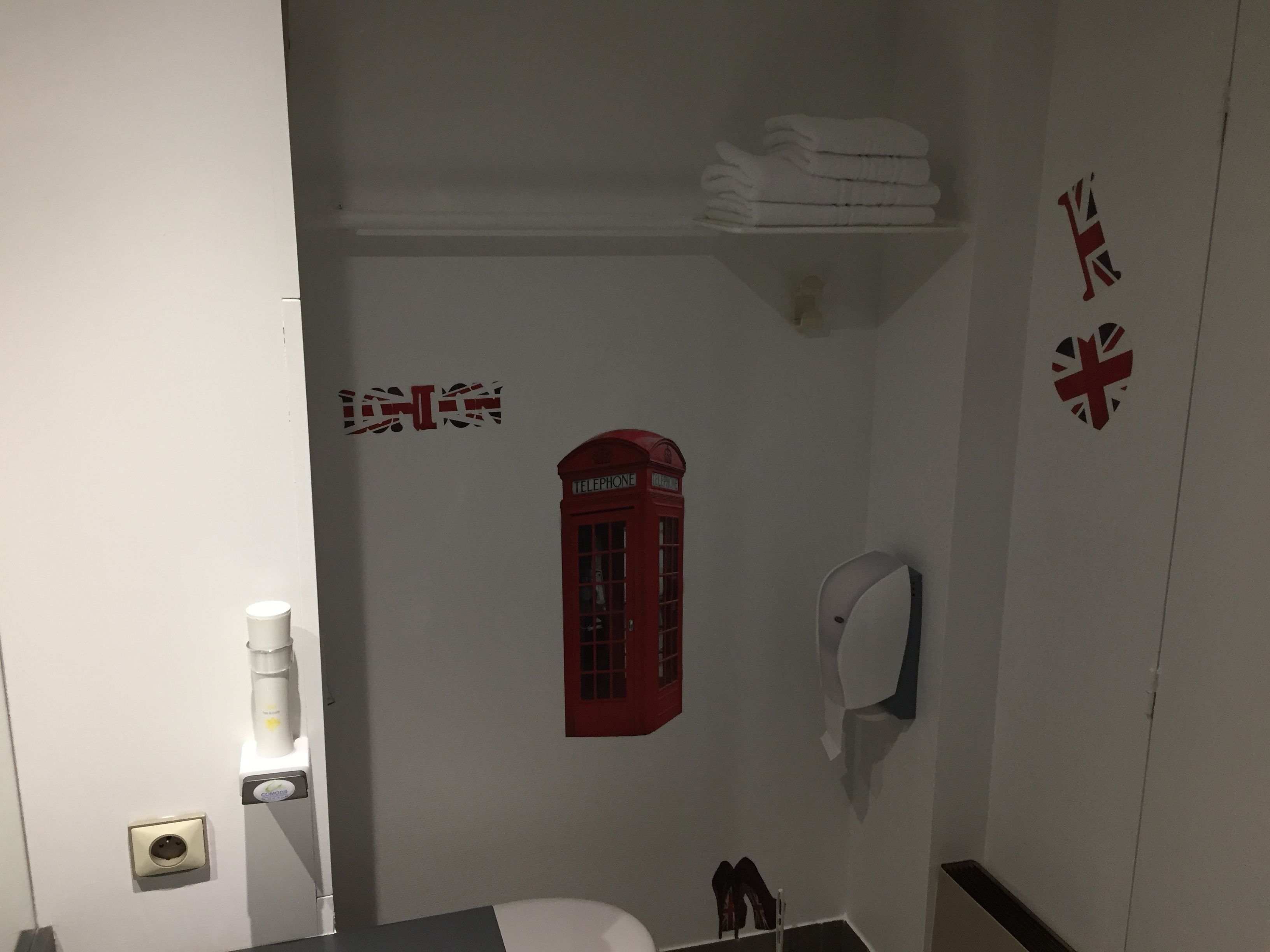 single room | bathroom | free toiletries, towels