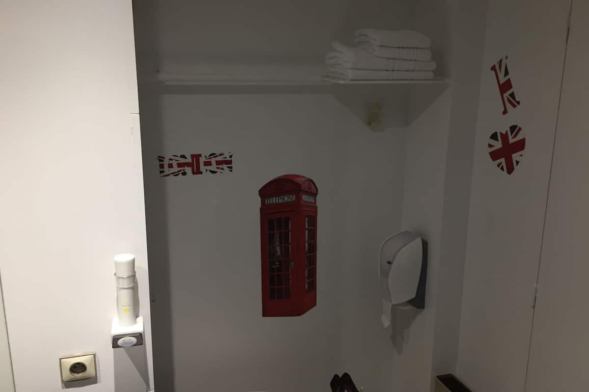 single room | bathroom | free toiletries, towels