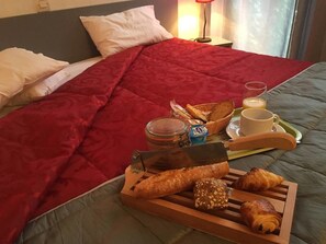 Single Room | Meja, ruang kerja komputer riba, katil lipat simpan/tambahan