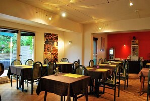 Dagelijks ontbijtbuffet (EUR 14.5 per persoon)