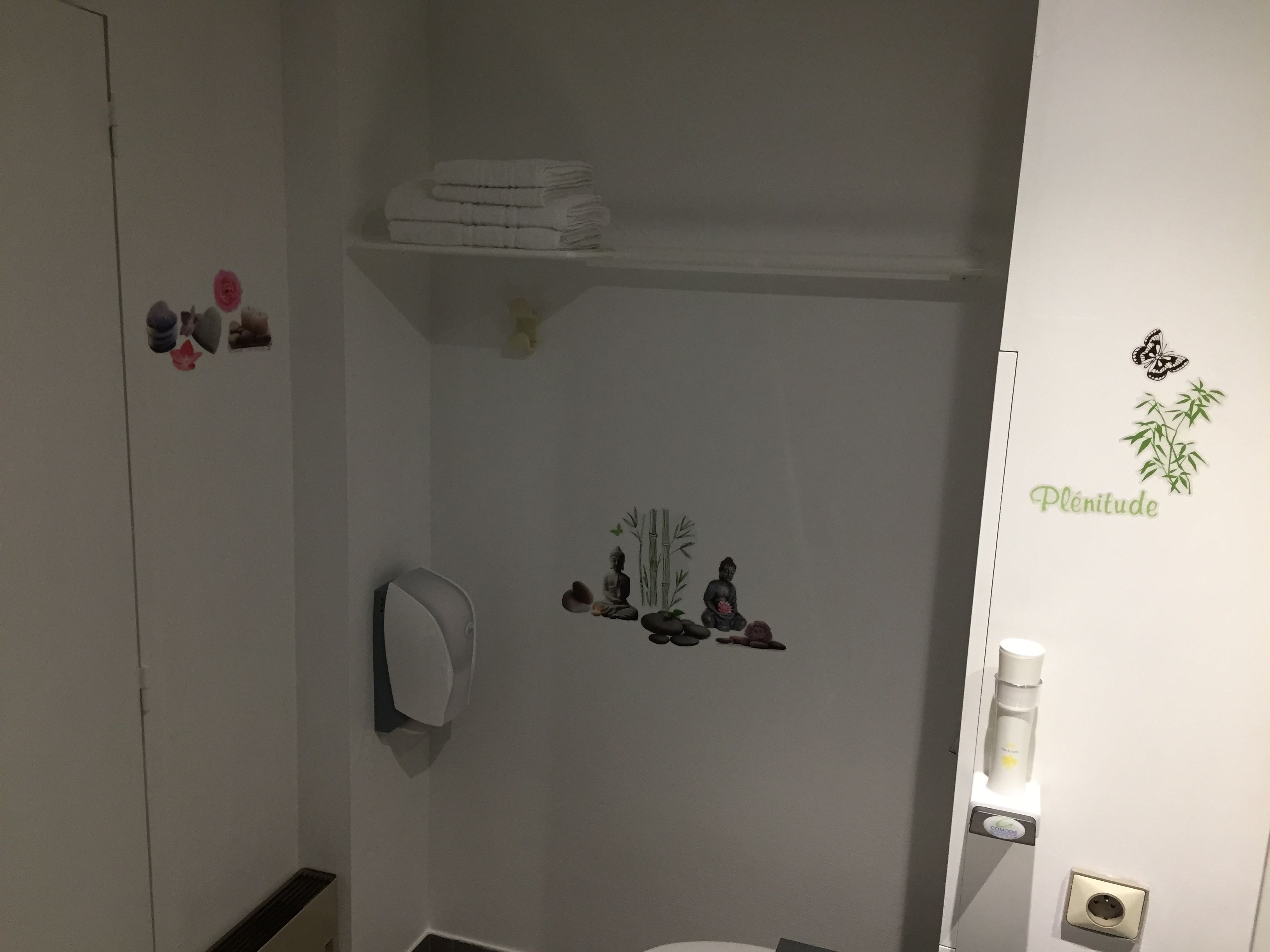 free toiletries, towels